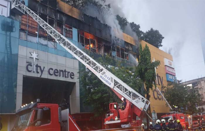 Mumbai Mall Fire: मुंबई के शॉपिंग मॉल में लगी भीषण आग