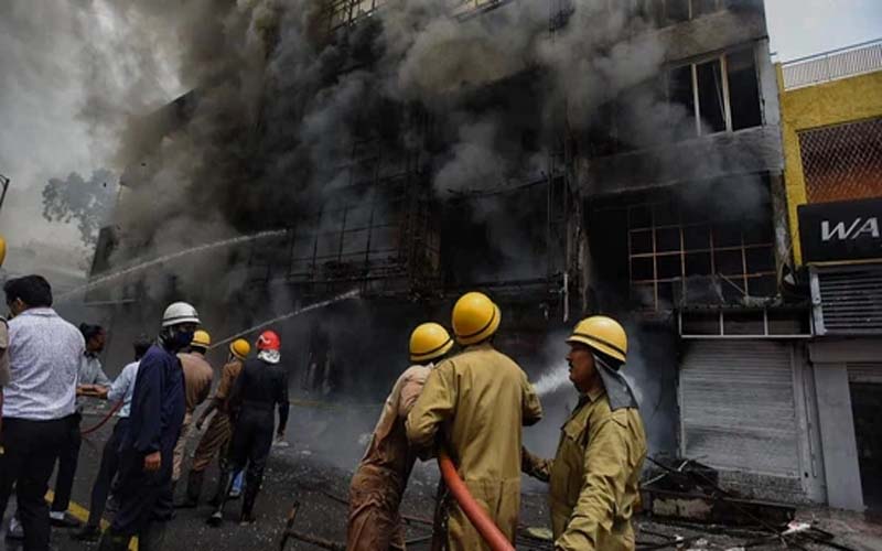 दिल्ली के लाजपत नगर के सेंट्रल मार्केट में दुकान में लगी आग