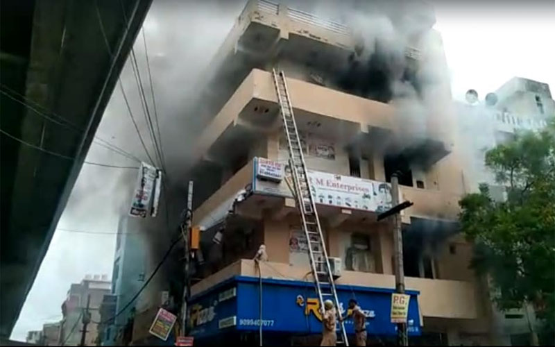 दिल्ली : अशोक नगर में 4 मंजिला इमारत में लगी भीषण आग
