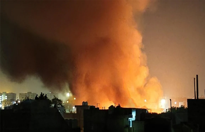 दिल्ली: शास्त्री पार्क की फर्नीचर मार्केट में लगी भीषण आग, 250 दुकानें जलकर खाक