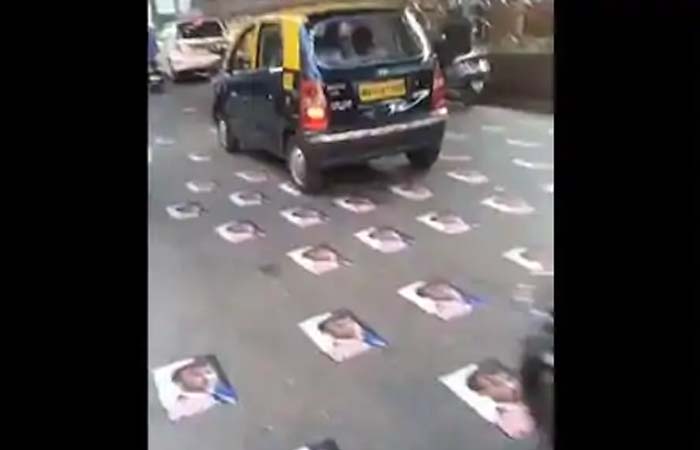 मुंबई में लोगों ने सड़क पर चिपकाए फ्रांस के राष्ट्रपति मैक्रों के पोस्टर