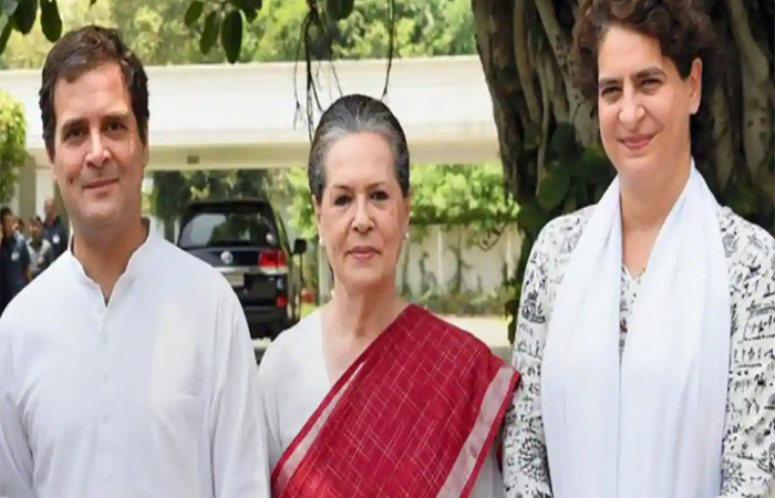 सोनिया गांधी पहुंची जयपुर, राहुल और प्रियंका भी दिखीं साथ