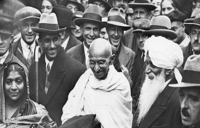 सरकारी दफ्तरों में महात्मा गांधी की तस्वीरों को हटाने की मांग