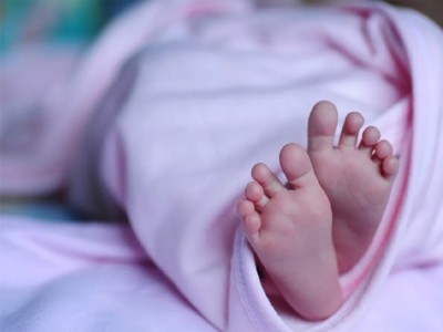 साइंस का चमत्कार! 2 गर्भ में पला 1 बच्चा, लेस्बियन कपल ने बच्चे को दिया जन्म