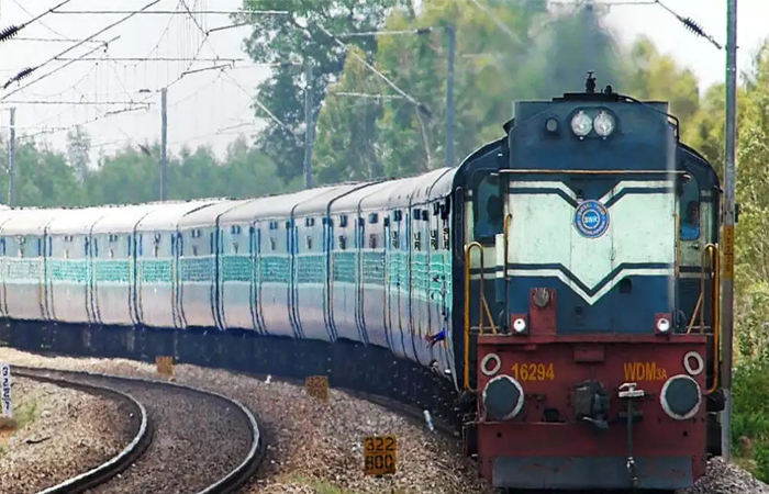 Indian Railway: ट्रेन में फिर शुरु हुई E-Catering सर्विस, मिलेगा मनपसंद खाना