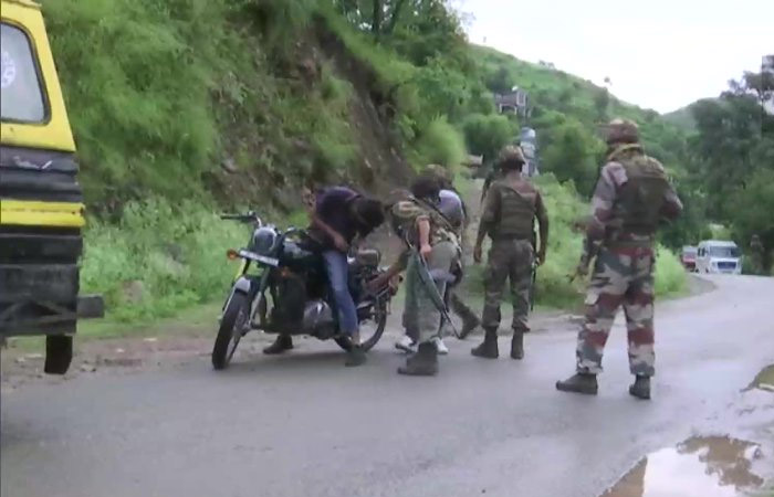 जम्मू कश्मीर में आर्मी कैंप पर फिदायीन हमले की कोशिश, 3 आतंकी ढेर; 3 जवान भी शहीद