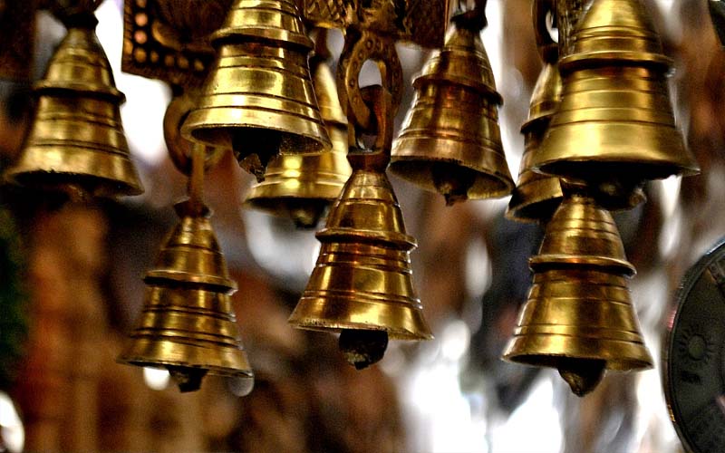 अगर आप भी मंदिर जाते हैं तो जानें प्रवेश से पहले क्यों बजाते है घंटी?