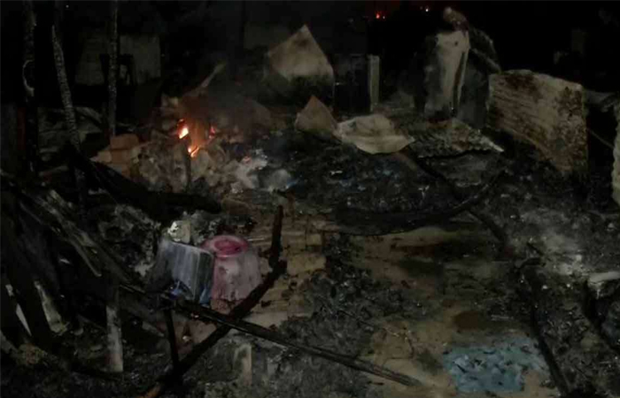 दिल्ली : कालिंदी कुंज मेट्रो स्टेशन के पास जलकर खाक हुई 50 से ज्यादा झोपड़ियां