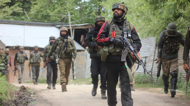 जम्मू कश्मीर के शोपियां में सुरक्षा बलों ने 2 आतंकियों को मार गिराया