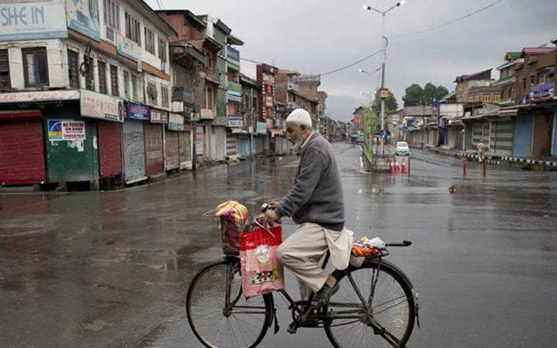 कश्मीर : पुलवामा में हुई आतंकियों से मुठभेड़, दो जवान हुए शहीद