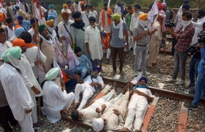 Kisaan Aandolan Live: मोदी सरकार के खिलाफ किसानों का विरोध प्रदर्शन, कई ट्रेनें रद्द