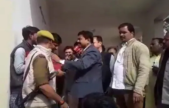 केंद्रीय गृह राज्य मंत्री से अजय मिश्रा से जेल में  बंद बेटे पर सवाल पूछा तो पत्रकारों को कहा चोर...