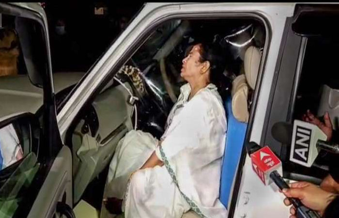 Mamata Banerjee: ममता बनर्जी के पैर में प्लास्टर, टखने में चोट
