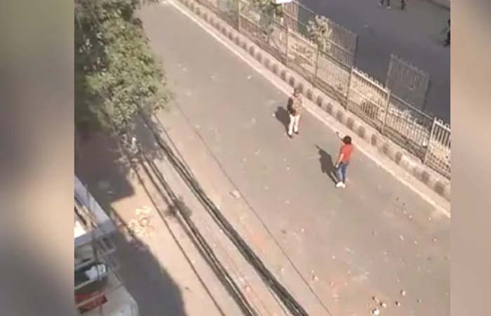 दिल्ली CAA हिंसा : पुलिस के सामने विरोधियों पर गोलियां बरसाता दिखा शख्स हुआ गिरफ्तार