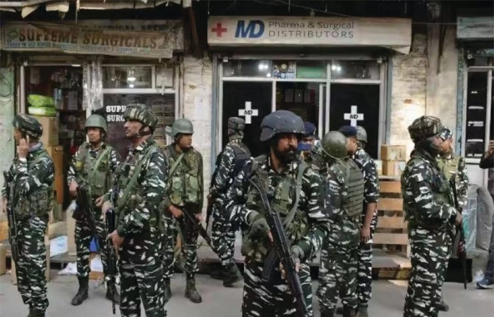 मणिपुर में सेना का कड़ा कंट्रोल, 11 जिलों में कर्फ्यू में ढील