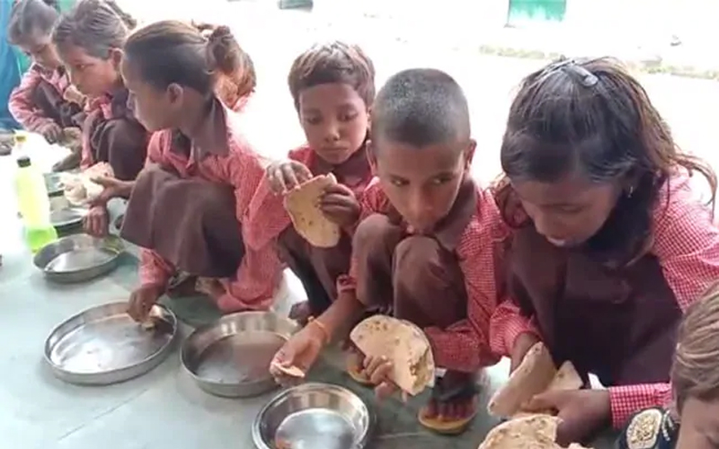 सरकारी स्कूलों में बच्चों को मिड-डे मील में खिलाया जा रहा है रोटी और नमक 