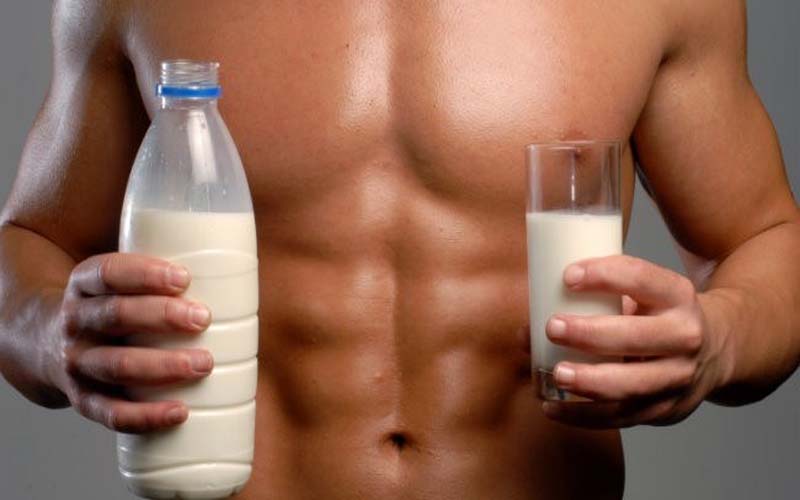 पुरुष दूध में मिलाकर आज से ही पीना शुरू करें यह एक चीज