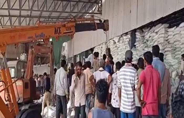 गुजरात: नमक फैक्ट्री की दीवार गिरने से 12 मजदूरों की मौत