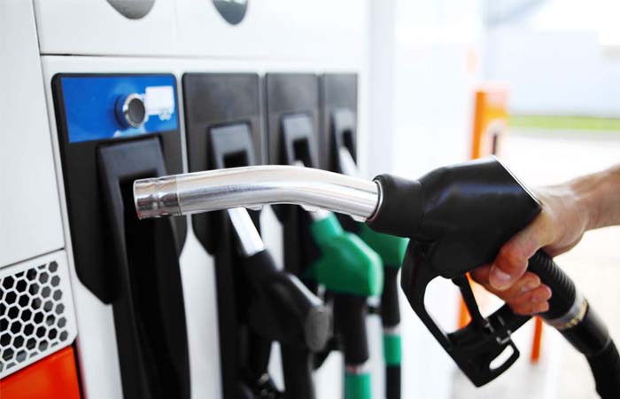 कच्चे तेल की कीमत 0 डॉलर से भी कम होने पर भी इसलिए नहीं मिलेगा Free पेट्रोल 