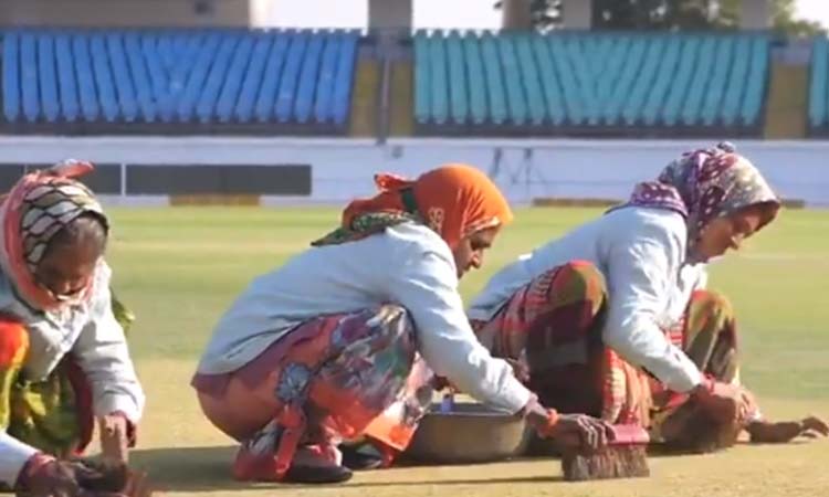 राजकोट में बुजुर्ग महिलाओं ने की पिच की सफाई तो फैंस के निशाने पर आए BCCI अध्यक्ष