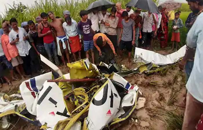 आजमगढ़: खेत में क्रैश हुआ अमेठी के IGRUA का ट्रेनी विमान