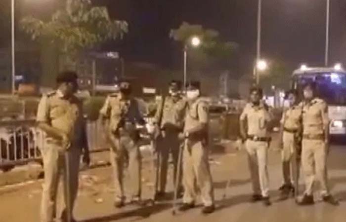 कोरोना: गोधरा में बैरिकेडिंग करने पहुंची पुलिस टीम पर हमला