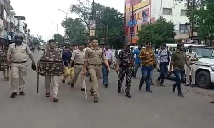मध्य प्रदेश में 'चमत्कारी' पेड़ को छूने से रोकने पर भड़की भीड़, घायल हुए 12 पुलिसकर्मी 