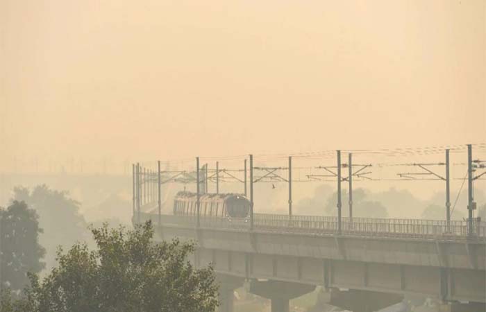 पराली ने बिगाड़ी दिल्ली की हवा, लगी हेल्थ इमरजेंसी