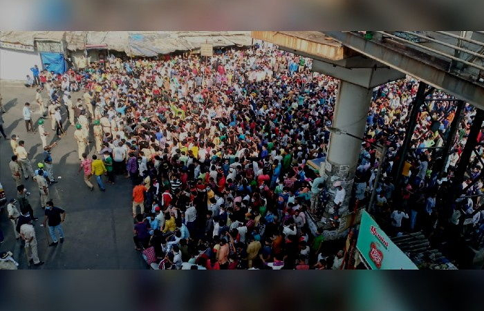 मुंबई के बांद्रा स्टेशन पर फिर उमड़ी हजारों प्रवासियों की भीड़