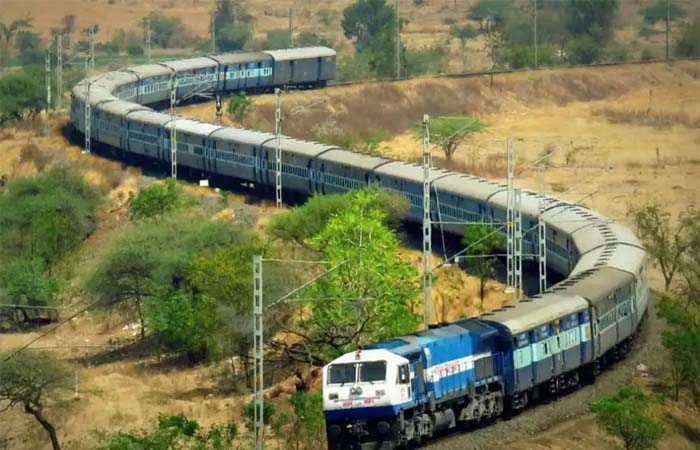 Indian Railways: यात्रियों को इन 120 स्टेशनों पर देना होगा ज्यादा किराया