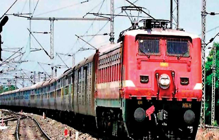 Indian Railway: आज से दिल्ली सहित इन रेलवे स्टेशनों पर तीन गुने महंगे हुए टिकट