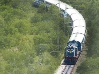 देश की पहली लंबी दूरी की यह है लग्जरी ट्रेन, जो तेज स्पीड से दौड़ेगी