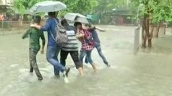 फिर मुसिबत में मुंबई, जारी हुआ भारी बारिश का अलर्ट