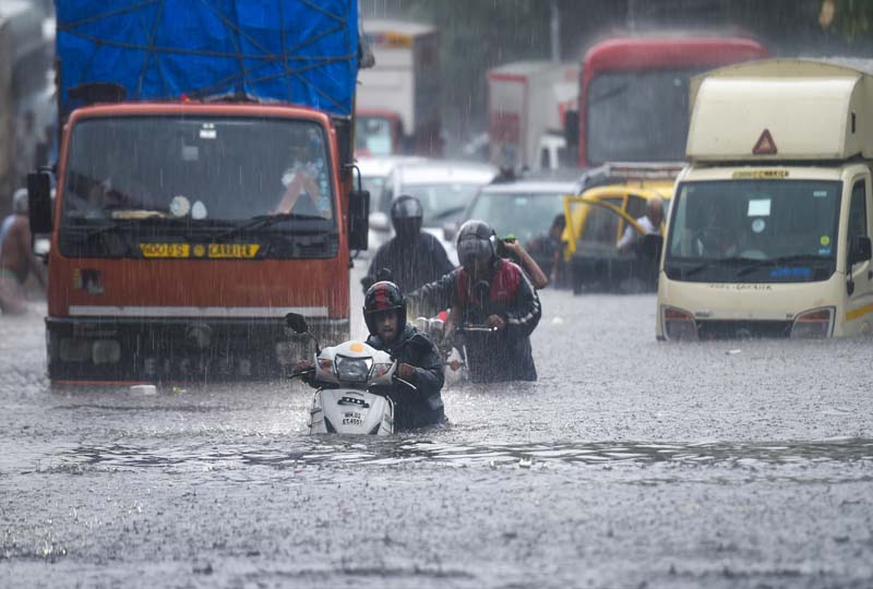 मुंबई में मूसलाधार बारिश से कई सड़कें तालाब में तब्दील