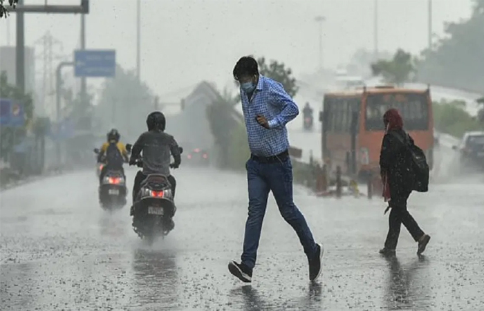 दिल्ली-NCR में सुबह-सुबह पड़ीं बौछारें, उमस भरी गर्मी से मिली राहत