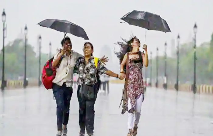 दिल्ली-NCR में बारिश से मौसम हुआ सुहाना, अगले 6 दिनों तक लगातार बरसेंगे बादल
