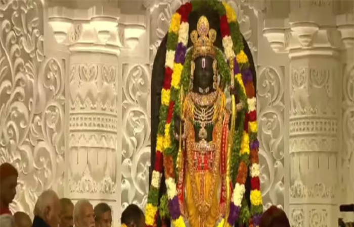 राम मंदिर में प्रभू श्रीराम के दर्शन करने पहुंचे पवन पुत्र बजरंगबली, सुरक्षाकर्मी भी हुए हैरान!