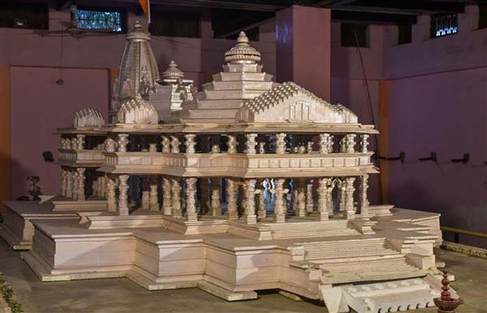 राम मंदिर निर्माण के लिए सौंपा गया एक क्विंटल सोना-चांदी
