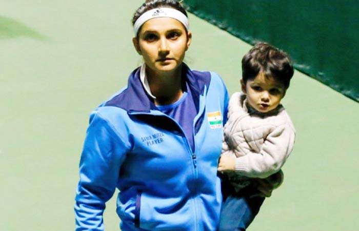 बेटे को गोद में लिए टेनिस कोर्ट में उतरीं Sania Mirza