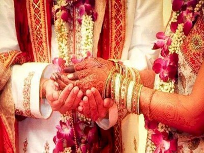 सामूहिक विवाह में नव विवाहित जोड़ों को Gift में मिला 'बुलडोजर'
