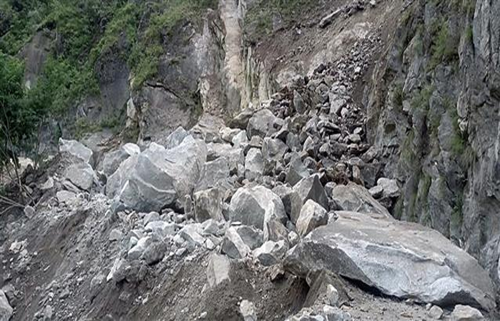 हिमाचल के मंडी-शिमला में खिली धूप, किन्नौर में टूटा पहाड़, NH बंद
