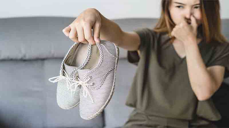 Shoe Smell: क्यों आती है जूतों से स्मेल और कैसे करें इसे दूर?
