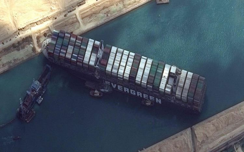 Suez Canal Logjam: स्वेज नहर में कई दिनों से फंसा विशालकाय जहाज और अचानक अपने आप तैरने लगा- रिपोर्ट