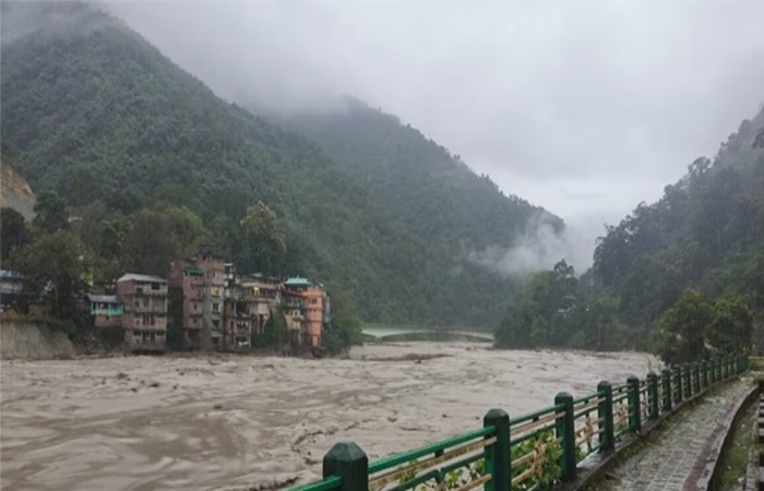 सिक्किम में बादल फटने से भारी तबाही, अचानक आई बाढ़ में बह गए सेना के 23 जवान