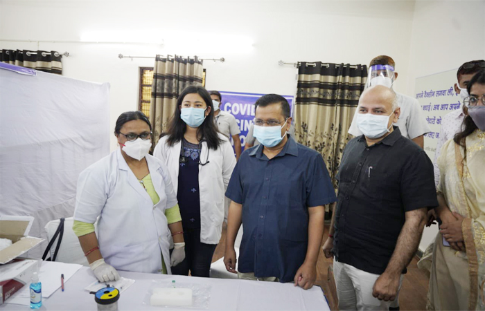 दिल्ली में अब पत्रकारों और उनके परिजनों को मुफ्त लगेगी वैक्सीन, CM केजरीवाल ने किया कोविड टीकाकरण केंद्र का उद्घाटन