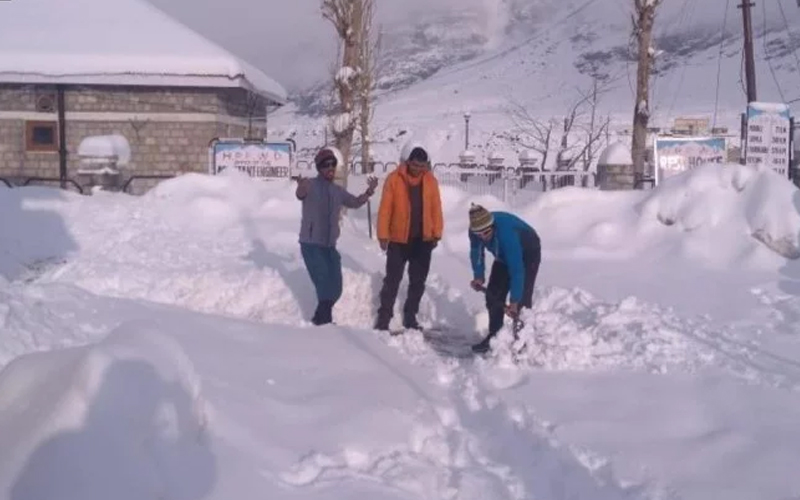हिमाचल प्रदेश: हुई बर्फबारी, पर्यटकों की बड़ी खुशी 