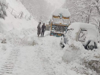बर्फबारी से जम्मू-कश्मीर का बुरा हाल, हाईवे ब्लॉक