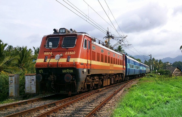 Maha Kumbh Special Trains: कुंभ दर्शन के लिए चली कलिंग उत्कल एक्सप्रेस