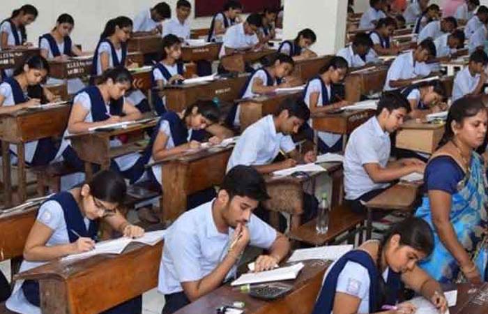 UP Board Exam: नकल को लेकर सख्ती देख 2.39 लाख स्टूडेंट्स ने छोड़ी यूपी बोर्ड परीक्षा