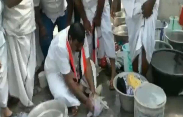 Tamil Nadu Election 2021: नारियल तोड़ और डोसा बनाकर मतदाताओं को लुभाने का प्रयास कर रहे प्रत्याशी